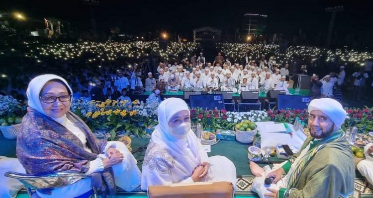 Gubernur Jawa Timur Khofifah Indar Parawansa (tengah) mengajak Masyarakat Mencari Keberkahan Allah SWT.