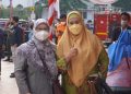 Ketua Wanita LDII Jawa Timur Hj Emie Santoso (kiri) bersama Ketua PW Asyiyah Jawa Timur Hj Siti Dalilah Candarawati saat mengikuti peringatan Hari Pahlawan, Kamis (10/11). Dok: LINES.