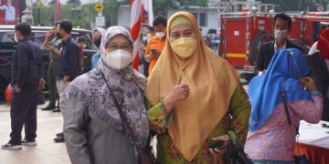 Ketua Wanita LDII Jawa Timur Hj Emie Santoso (kiri) bersama Ketua PW Asyiyah Jawa Timur Hj Siti Dalilah Candarawati saat mengikuti peringatan Hari Pahlawan, Kamis (10/11). Dok: LINES.