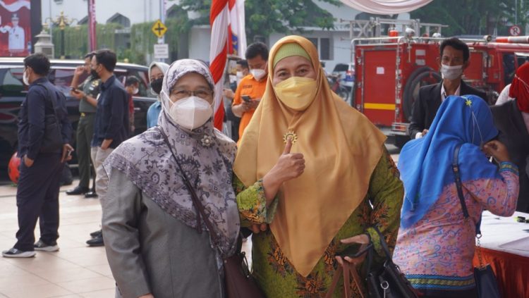 Ketua Wanita LDII Jawa Timur Hj Emie Santoso (kiri) bersama Ketua PW Asyiyah Jawa Timur Hj Siti Dalilah Candarawati saat mengikuti peringatan Hari Pahlawan, Kamis (10/11). Dok: LINES.