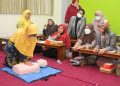 Seorang peserta mempraktikkan Resusitasi Jantung Paru (RJP) pada Pelatihan Bantuan Hidup Dasar (BHD), Kamis (26/11). Dok: LINES.
