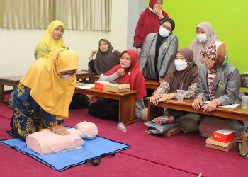 Seorang peserta mempraktikkan Resusitasi Jantung Paru (RJP) pada Pelatihan Bantuan Hidup Dasar (BHD), Kamis (26/11). Dok: LINES.