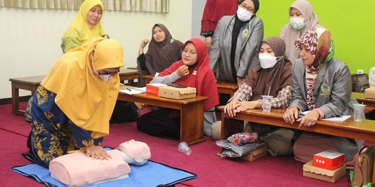 Seorang peserta mempraktikkan Resusitasi Jantung Paru (RJP) pada Pelatihan Bantuan Hidup Dasar (BHD), Kamis (26/11). Dok: LINES.