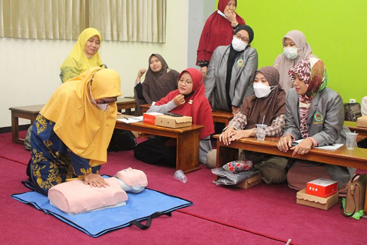 Seorang peserta mempraktikkan Resusitasi Jantung Paru (RJP) pada Pelatihan Bantuan Hidup Dasar (BHD), Kamis (26/11). Dok: LINES.