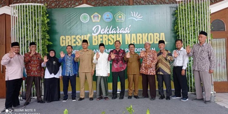 Bupati Gresik Fandi Akhmad Yani bersama Tokoh Agama dan Masyarakat (Togamas) Deklarasikan Gresik bersih narkoba di Aula Masjid Agung Gresik, Selasa (6/12). Dok: LINES.