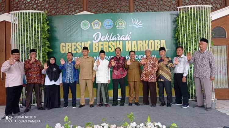 Bupati Gresik Fandi Akhmad Yani bersama Tokoh Agama dan Masyarakat (Togamas) Deklarasikan Gresik bersih narkoba di Aula Masjid Agung Gresik, Selasa (6/12). Dok: LINES.