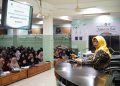 Kepala UPBJJ-UT Surabaya Dr Suparti menyosialisasikan program belajar UT Surabaya di Ponpes Al Ubaidah, Kertosano, Selasa (20/12). Dok: LINES.
