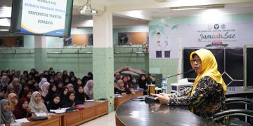 Kepala UPBJJ-UT Surabaya Dr Suparti menyosialisasikan program belajar UT Surabaya di Ponpes Al Ubaidah, Kertosano, Selasa (20/12). Dok: LINES.
