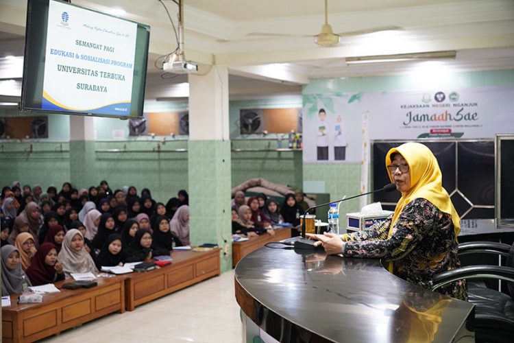 Kepala UPBJJ-UT Surabaya Dr Suparti menyosialisasikan program belajar UT Surabaya di Ponpes Al Ubaidah, Kertosano, Selasa (20/12). Dok: LINES.