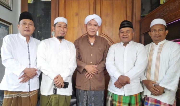 Pengurus DPD LDII Kabupaten Pasuruan bersilaturahim ke Pengasuh Ponpes Darullughah Wadda'wah (DALWA) Habib Segaf Baharun, Rabu (21/12). Dok: LINES.