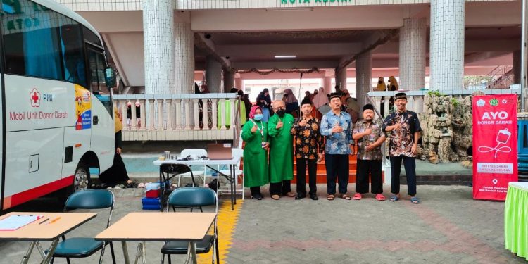Bakti sosial donor darah pada peringatan Hari Amal Bhakti (HAB) Kementerian Agama ke-77 di Ponpes Wali Barokah Kediri, Rabu (16/11). Dok: LINES.