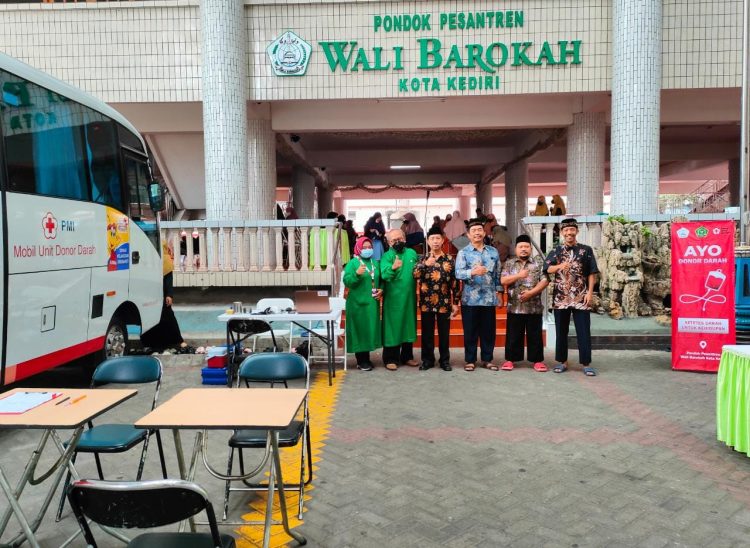 Bakti sosial donor darah pada peringatan Hari Amal Bhakti (HAB) Kementerian Agama ke-77 di Ponpes Wali Barokah Kediri, Rabu (16/11). Dok: LINES.