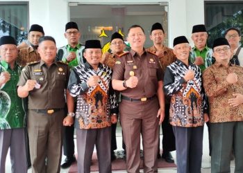 Kepala Kejaksaan Negeri (Kajari) Blitar Erry Pudyanto Marwantono bersama Pengurus DPD LDII Kota dan Kabupaten Blitar, Rabu (28/12). Dok: LINES.