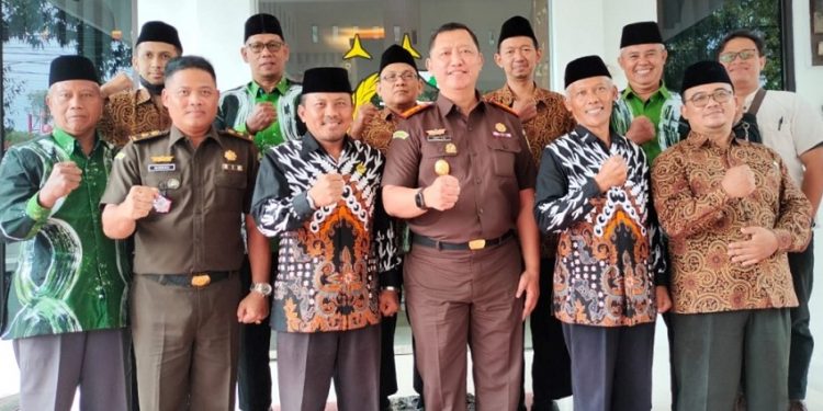 Kepala Kejaksaan Negeri (Kajari) Blitar Erry Pudyanto Marwantono bersama Pengurus DPD LDII Kota dan Kabupaten Blitar, Rabu (28/12). Dok: LINES.