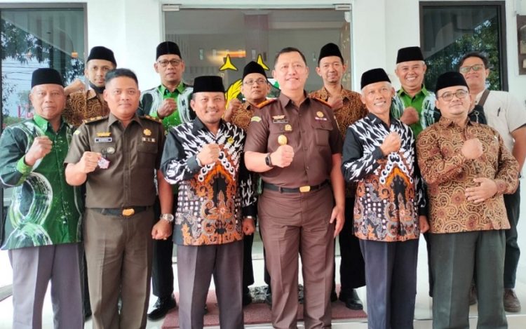 Kepala Kejaksaan Negeri (Kajari) Blitar Erry Pudyanto Marwantono bersama Pengurus DPD LDII Kota dan Kabupaten Blitar, Rabu (28/12). Dok: LINES.