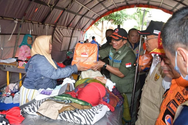Kepala BNPB Letjen TNI Suharyanto mendistribusikan logistik pada korban gempa Cianjur.