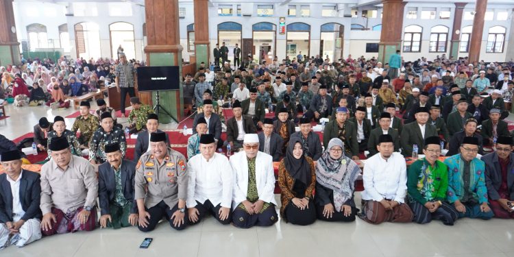 Bupati Mojokerto, Ikfina Fahmawati bersama jemaah Pengajian Rutin Al Mudzakarah MUI di Masjid Al-Manshurin, Kecamatan Ngoro. Dok: Lines.