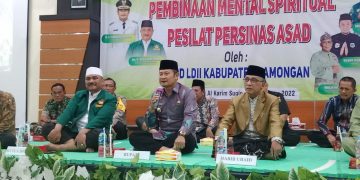 Bupati Lamongan H Yuhronur Efendy beri arahan pada 300 pesilat Persinas ASAD di Aula Al Karim PC LDII Kecamatan Sugio, Kamis (15/12). Dok: LINES.