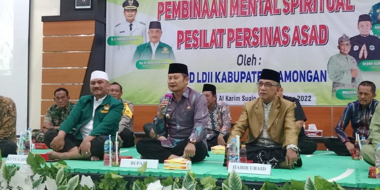 Bupati Lamongan H Yuhronur Efendy beri arahan pada 300 pesilat Persinas ASAD di Aula Al Karim PC LDII Kecamatan Sugio, Kamis (15/12). Dok: LINES.