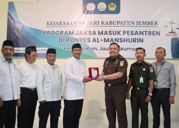 Kejaksaan Negeri (Kejari) Jember berkolaborasi dengan LDII melalui Program Jaksa Masuk Pesantren mengenalkan tentang hukum pada santri Ponpes Al Manshurin, Patrang, Rabu (30/11). Dok: LINES.