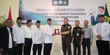 Kejaksaan Negeri (Kejari) Jember berkolaborasi dengan LDII melalui Program Jaksa Masuk Pesantren mengenalkan tentang hukum pada santri Ponpes Al Manshurin, Patrang, Rabu (30/11). Dok: LINES.