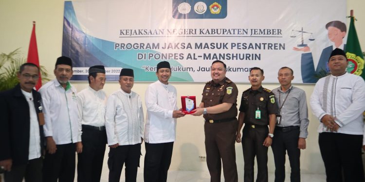 Kejaksaan Negeri (Kejari) Jember berkolaborasi dengan LDII melalui Program Jaksa Masuk Pesantren mengenalkan tentang hukum pada santri Ponpes Al Manshurin, Patrang, Rabu (30/11). Dok: LINES.
