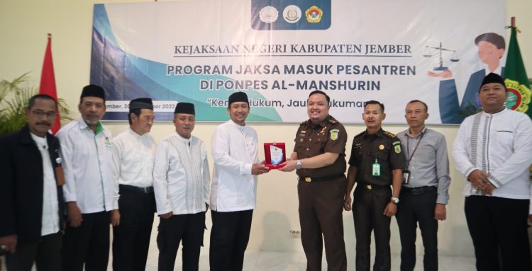 Kejaksaan Negeri (Kejari) Jember berkolaborasi dengan LDII melalui Program Jaksa Masuk Pesantren mengenalkan tentang hukum pada santri Ponpes Al Manshurin, Patrang, Rabu (30/11). Dok: LINES.
