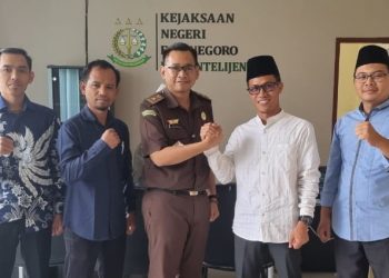 Kasi Intelejen Reza Aditya Wardhana mewakili Kepala Kejaksaan Negeri Bojonegoro menerima kunjungan jajaran DPD LDII Bojonegoro, Rabu (28/12). Dok: LINES.