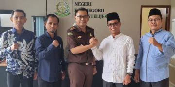 Kasi Intelejen Reza Aditya Wardhana mewakili Kepala Kejaksaan Negeri Bojonegoro menerima kunjungan jajaran DPD LDII Bojonegoro, Rabu (28/12). Dok: LINES.