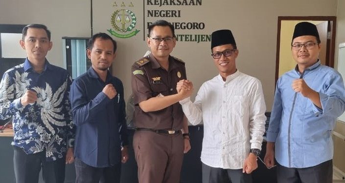 Kasi Intelejen Reza Aditya Wardhana mewakili Kepala Kejaksaan Negeri Bojonegoro menerima kunjungan jajaran DPD LDII Bojonegoro, Rabu (28/12). Dok: LINES.