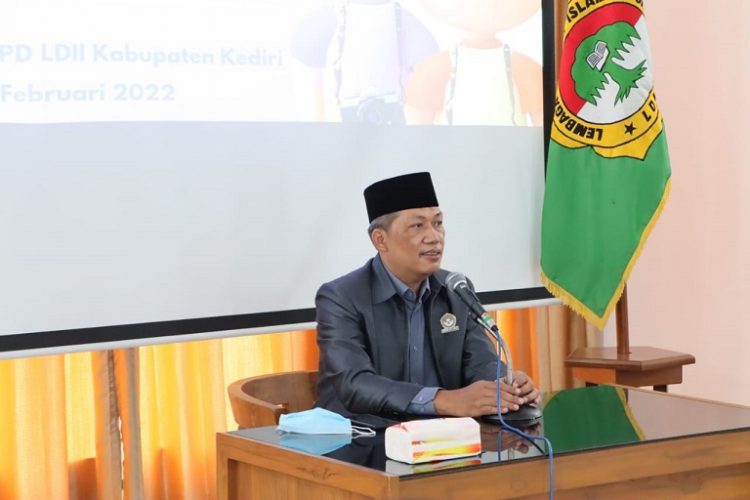 Ketua DPD LDII Kota Kediri H Agung Riyanto meminta masyarakat tetap waspada dan melindungi data pribadi di media sosial, Kamis (8/12). DoK: LINES.