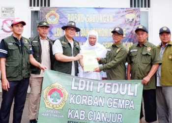 Ketua DPW LDII Jabar Dicky Harun menyalurkan bantuan untuk korban gempa Cianjur, Minggu (4/12). Dok. LINES.