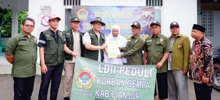 Ketua DPW LDII Jabar Dicky Harun menyalurkan bantuan untuk korban gempa Cianjur, Minggu (4/12). Dok. LINES.