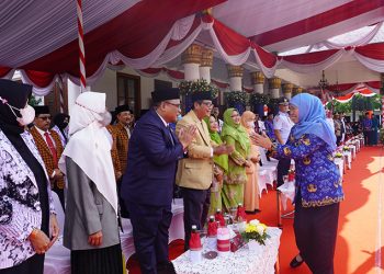 Ketua DPW LDII Jawa Timur mengikuti upacara peringatan Hari Guru Nasional, HUT ke-77 PGRI dan HUT ke-51 KORPRI di Halaman Gedung Negara Grahadi Surabaya, Senin (5/12). Dok: LINES.