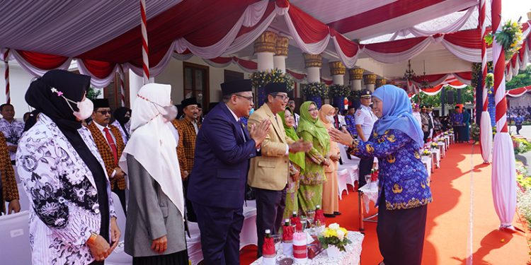 Ketua DPW LDII Jawa Timur mengikuti upacara peringatan Hari Guru Nasional, HUT ke-77 PGRI dan HUT ke-51 KORPRI di Halaman Gedung Negara Grahadi Surabaya, Senin (5/12). Dok: LINES.