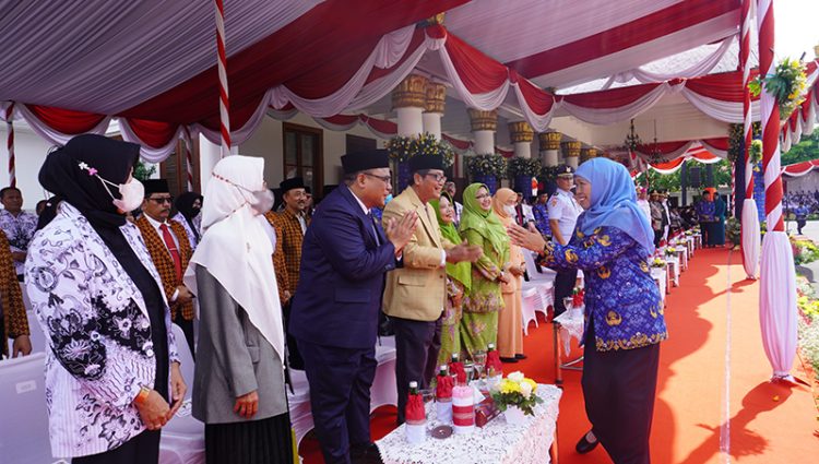 Ketua DPW LDII Jawa Timur mengikuti upacara peringatan Hari Guru Nasional, HUT ke-77 PGRI dan HUT ke-51 KORPRI di Halaman Gedung Negara Grahadi Surabaya, Senin (5/12). Dok: LINES.
