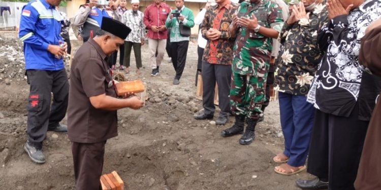 Peletakan batu pertama pembangunan Rusun santri Ponpes Pondok Blawe oleh Camat Purwoasri Nur Said, Selasa (27/12). Dok: LINES.