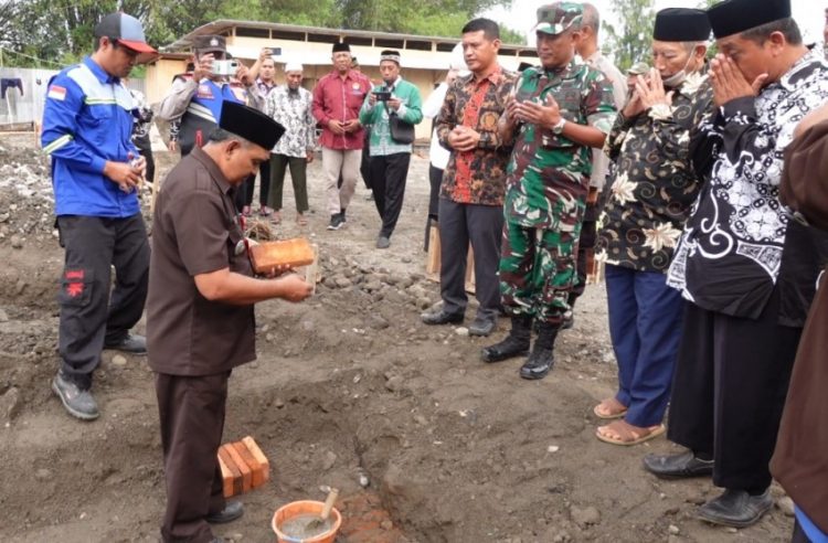 Peletakan batu pertama pembangunan Rusun santri Ponpes Pondok Blawe oleh Camat Purwoasri Nur Said, Selasa (27/12). Dok: LINES.