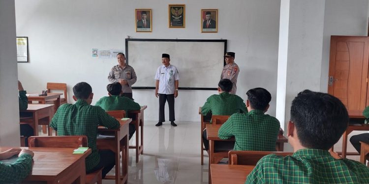 Polsek Pesantren sosialisasikan tentang keamanan dan ketertiban masyarakat di SMK AL Manshurin, Rabu (7/12). Dok: LINES.