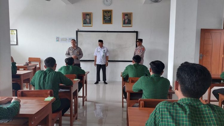 Polsek Pesantren sosialisasikan tentang keamanan dan ketertiban masyarakat di SMK AL Manshurin, Rabu (7/12). Dok: LINES.