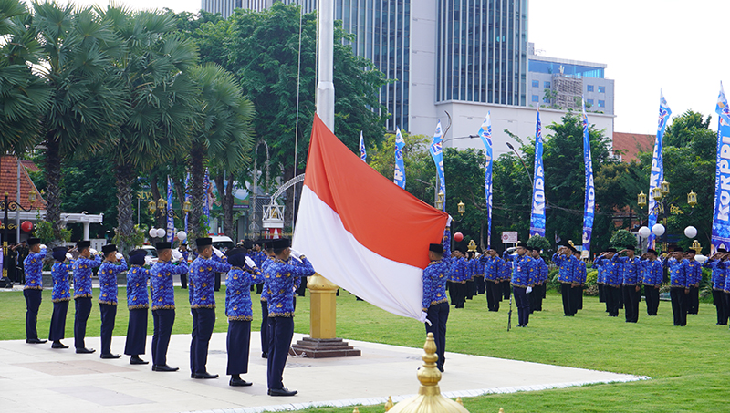Pelaksanaan upacara peringatan Hari Guru Nasional, HUT ke77 PGRI dan HUT ke-51 KORPRI di Halaman Gedung Negara Grahadi Surabaya. Dok: LINES.