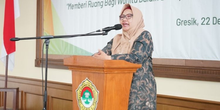 Wakil Bupati Gresik Hj Aminatun Habibah saat memberi pengarahan pada pengurus Wanita LDII Kabupaten Gresik, Kamis (22/12). Dok: LINES.