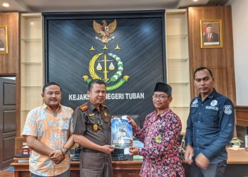 Ketua DPD LDII Kabupaten Tuban, Hartono menyerahkan Majalah NUANSA pada Kepala Kejari Tuban Iwan Catur Karyawan di penutup audiensi, Kamis (29/12). Dok: LINES.