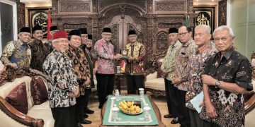 Ketua Umum PP Muhammadiyah KH Haedar Nashir dan Ketua Umum DPP LDII KH Chriswanto Santoso bertemu dalam rangka silaturahim di kantor PP Muhammadiyah, Menteng, Jakarta Pusat, pada Rabu (11/1). Foto: LINES.