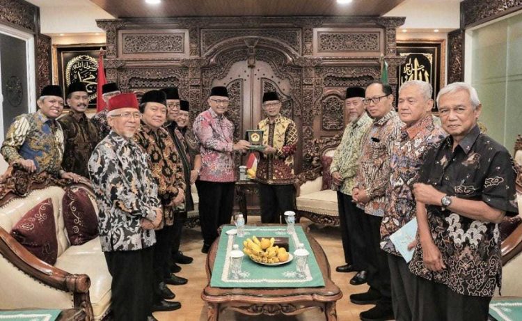 Ketua Umum PP Muhammadiyah KH Haedar Nashir dan Ketua Umum DPP LDII KH Chriswanto Santoso bertemu dalam rangka silaturahim di kantor PP Muhammadiyah, Menteng, Jakarta Pusat, pada Rabu (11/1). Foto: LINES.