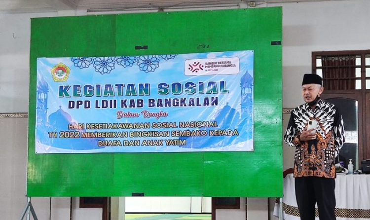 DPD LDII Bangkalan menyalurkan santunan sembako kepada para dhuafa dan anak yatim bertepatan peringatan Hari Kesetiakawanan Sosial Nasional (HKSN) 2022, Selasa (20/12). Dok: LINES.