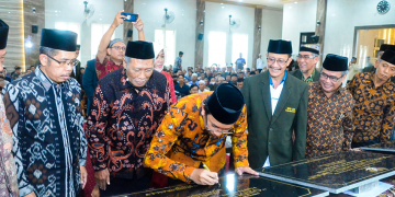 Bupati Sidoarjo Ahmad Muhdlor Ali meresmikan Gedung Barokah di Pondok Pesantren Al-Barokah binaan LDII, Sruni, Gedangan, Minggu (15/2). Dok: LINES.