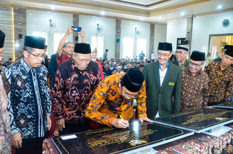 Bupati Sidoarjo Ahmad Muhdlor Ali meresmikan Gedung Barokah di Pondok Pesantren Al-Barokah binaan LDII, Sruni, Gedangan, Minggu (15/2). Dok: LINES.