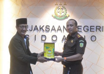 DPD LDII Sidoarjo mengawali program kerja 2023 dengan berkunjung ke kantor Kejaksaan Negeri (Kejari) Sidoarjo, Senin (2/1). Dok: LINES.