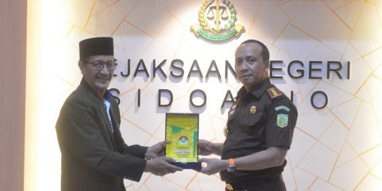 DPD LDII Sidoarjo mengawali program kerja 2023 dengan berkunjung ke kantor Kejaksaan Negeri (Kejari) Sidoarjo, Senin (2/1). Dok: LINES.